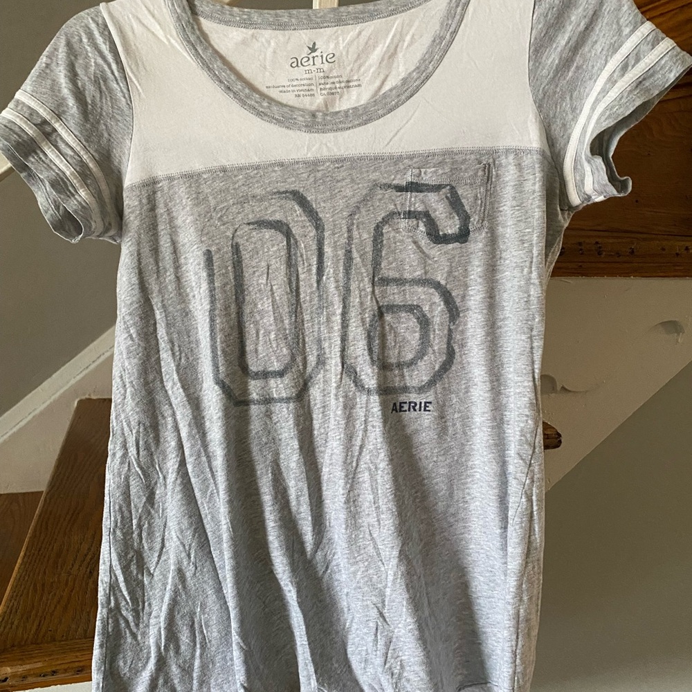 Aerie Gray & White Short Sleeve T-shirt Crew Neck “06 AERIE” Size Medium
